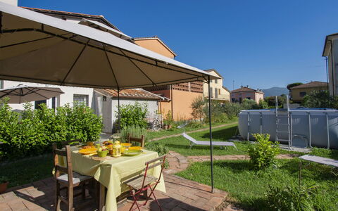 Pinot: Pianta, Cielo, Tavolo, Costruzione, Shade, Tavolo Esterno, Manto Stradale, Urban Design, Mobili Da Esterno, Paesaggio