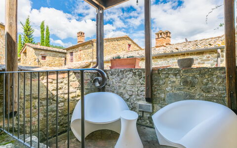 Il Cinghiale: Nube, Cielo, Giorno, Proprietà, Mobilia, Finestra, Luce, Blu, Azzurro, Costruzione