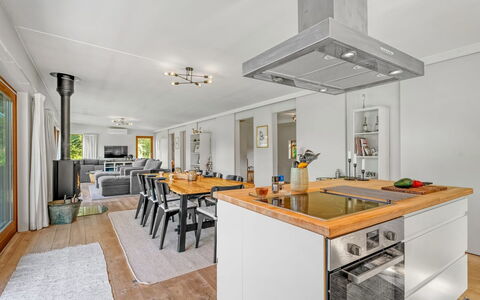 Nielsigne - 1.3Km from the Sea: Tetto, Casa, Lotto, Casa, Villetta, Estate, Edifici Giardino, Shade, Log Cabin, Landscaping
