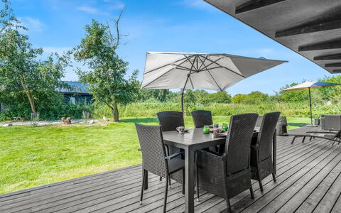 Nielsigne - 1.3Km from the Sea: Tetto, Casa, Lotto, Casa, Villetta, Estate, Edifici Giardino, Shade, Log Cabin, Landscaping