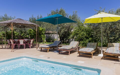 Villa Rose: Acqua, Pianta, Mobilia, Proprietà, Cielo, Piscina, Sedia, Ombrello, Azzurro, Mobili Da Esterno