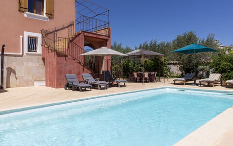 Villa Rose: Acqua, Cielo, Pianta, Finestra, Piscina, Azzurro, Costruzione, Sedia, Shade, Mobili Da Esterno