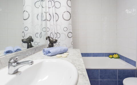 Roses 810: Rubinetto, Idraulico Fixture, Lavandino Del Bagno, Proprietà, Lavello, Bagno, Nero, Viola, Specchio, Vasca Da Bagno