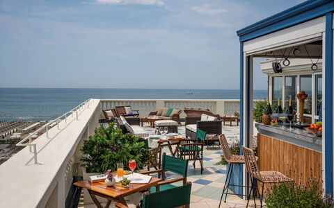 Tosca With Beach & Breakfast Included: Cielo, Tavolo, Acqua, Mobilia, Nube, Costruzione, Azzurro, Pianta, Sedia, Mobili Da Esterno