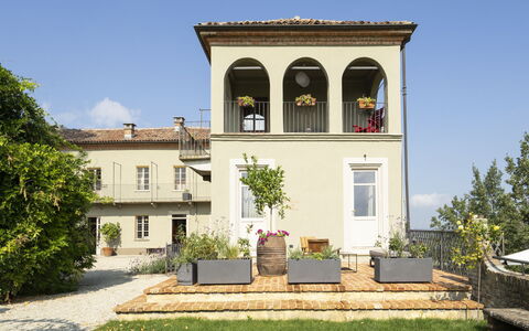 B&b Vigne Di Fagnano Without Kitchen: Pianta, Cielo, Costruzione, Finestra, Architettura, Lotto, Albero, Nube, Porta, Erba