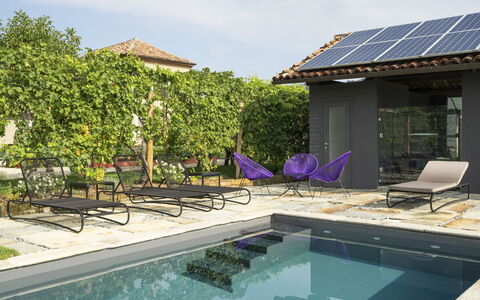 B&b Vigne Di Fagnano Without Kitchen: Acqua, Pianta, Costruzione, Mobilia, Cielo, Azzurro, Piscina, Sedia, Mobili Da Esterno, Shade