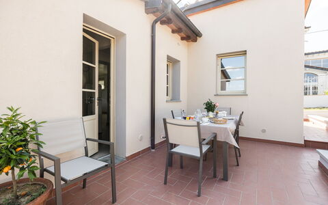 Villacolle 1, Poggio a Caiano, Hot Tub, Wifi, Ac: Mobilia, Pianta, Tavolo, Finestra, Vaso Di Fiori, Pianta Della Casa, Costruzione, Legna, Interior Design, Sedia