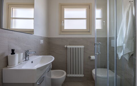 Villacolle 1, Poggio a Caiano, Hot Tub, Wifi, Ac: Idraulico Fixture, Rubinetto, Lavello, Proprietà, Lavandino Del Bagno, Finestra, Bagno, Costruzione, Interior Design