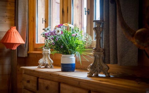 Chalet Lièvre Blanc: Fiore, Pianta, Proprietà, Mobilia, Finestra, Costruzione, Legna, Vaso, Tessile, Cabinetry