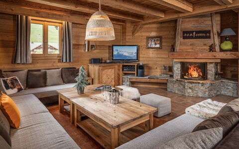 Chalet Lièvre Blanc: Tavolo, Mobilia, Proprietà, Cornice, Legna, Finestra, Interior Design, Soggiorno, Pavimento, Parete