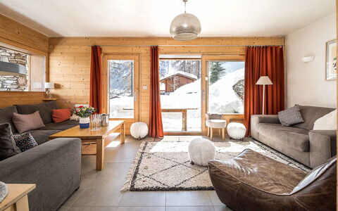 Acajuma: Tavolo, Cornice, Mobilia, Divano, Comfort, Finestra, Costruzione, Legna, Interior Design, Shade