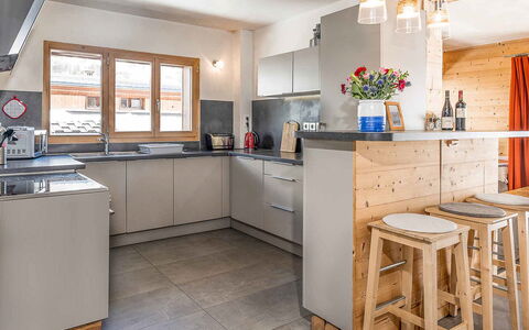 Acajuma: Cabinetry, Mobilia, Proprietà, Controsoffitto, Cucina, Legna, Interior Design, Elettrodomestico Da Cucina, Pavimentazione, Cucina Stufa