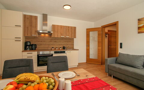 Ferienwohnung Selina: Mobilia, Cabinetry, Cibo, Tavola, Controsoffitto, Arancia, Legna, Tavolo, Interior Design