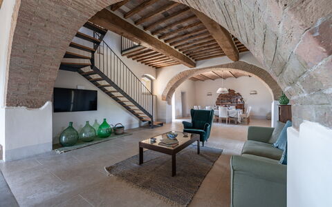 Villa Aiale: Mobilia, Costruzione, Tavolo, Finestra, Divano, Interior Design, Pavimentazione, Pianta Della Casa, Pavimento, Legna