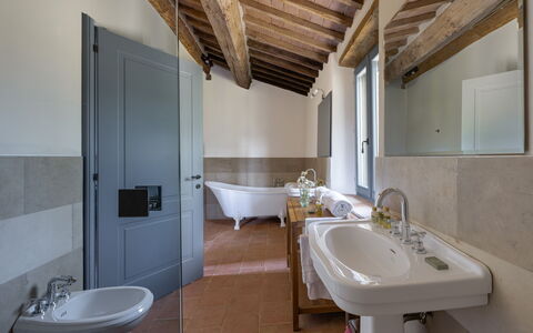Villa Aiale: Specchio, Rubinetto, Idraulico Fixture, Lavello, Lavandino Del Bagno, Proprietà, Bagno, Viola, Interior Design, Illuminazione