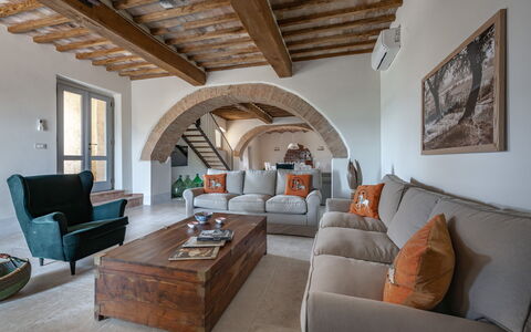 Villa Aiale: Mobilia, Tavolo, Proprietà, Divano, Cornice, Legna, Interior Design, Soggiorno, Comfort, Pavimento