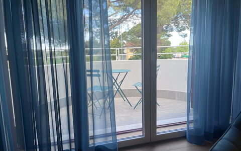 Villapronti: Legna, Shade, Interior Design, Luce Del Sole, Porta, Tenda, Albero, Immobiliare, Costruzione