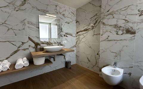 Villapronti: Specchio, Rubinetto, Idraulico Fixture, Proprietà, Lavello, Pianta, Bianca, Lavandino Del Bagno, Bagno, Interior Design