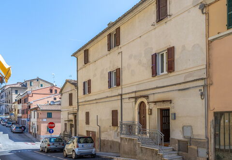 Loreto Suite Apartment: Costruzione, Cielo, Ruota, Proprietà, Auto, Finestra, Infrastruttura, Veicolo, Casa