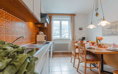 Ferienappartment Brandner 160.2: Interior Design, Cucina, Mobilia, Soffitto, Controsoffitto, Pavimentazione, Camera, Cucina & Sala Da Pranzo Tavolo, Elettrodomestico Da Cucina, Pavimento