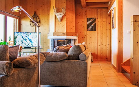 Chalet Aurore: Tavolo, Proprietà, Costruzione, Mobilia, Acqua, Pianta, Cielo, Sedia, Nube, Località Balneare