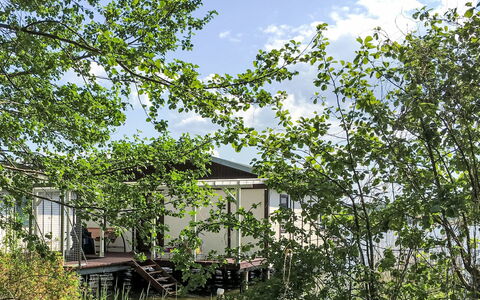 Bootshaus auf Dem See: Pianta, Nube, Cielo, Albero, Ramoscello, Arbusto, Erba, Paesaggio Naturale, Costruzione, Facciata