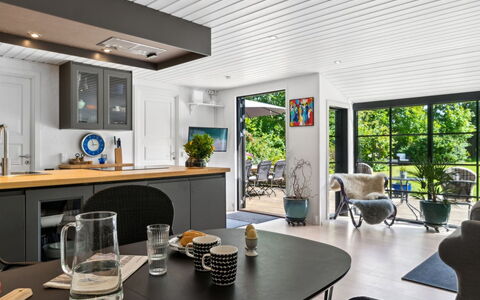 Bedine - 1.3Km from the Sea: Mobilia, Interior Design, Legna, Pavimentazione, Soffitto, Cucina, Pavimento, Tavolo, Sedia, Illuminazione