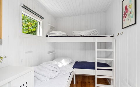 Bedine - 1.3Km from the Sea: Legna, Pavimento, Pavimentazione, Interior Design, Camera Da Letto, Letto, Letto A Castello, Soffitto, Camera, Bedding