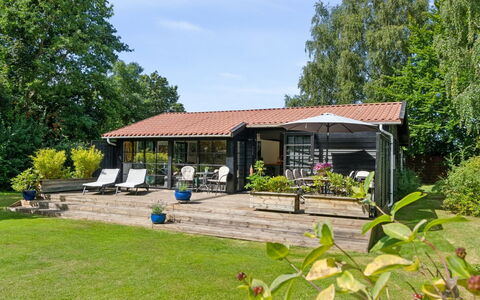 Bedine - 1.3Km from the Sea: Tetto, Arbusto, Casa, Villetta, Casa, Giardino, Shade, Edifici Giardino, Tenda
