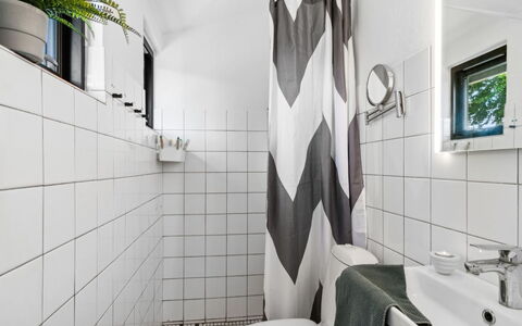 Bedine - 1.3Km from the Sea: Pavimentazione, Interior Design, Bagno, Pavimento, Idraulico Fixture, Piastrella, Gabinetto, Idraulico, Tenda Doccia