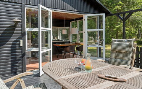 Eirik - 700M from the Sea: Legna, Casa, Portico, Deck, Latifoglie, Tetto, Color Legno, Pavimento In Legno, Eco Hotel