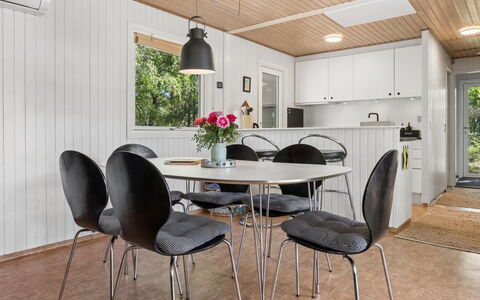 Franja - 120M from the Sea: Mobilia, Legna, Interior Design, Cucina & Sala Da Pranzo Tavolo, Pavimentazione, Soffitto, Tavolo, Pavimento, Sala Da Pranzo, Casa