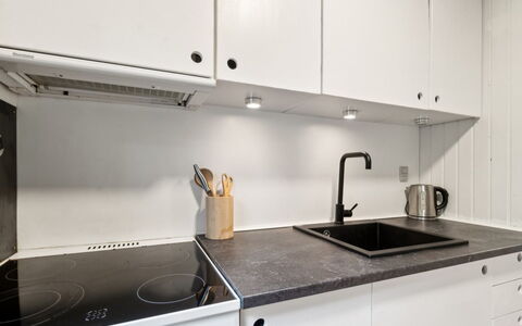 Franja - 120M from the Sea: Cucina, Controsoffitto, Legna, Pavimentazione, Elettrodomestico Da Cucina, Interior Design, Cabinetry, Apparecchio Major, Pavimento, Rubinetto