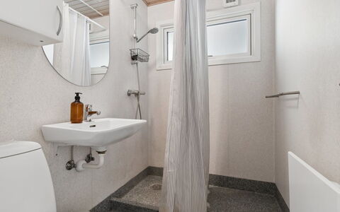 Franja - 120M from the Sea: Idraulico Fixture, Parete, Pavimentazione, Pavimento, Interior Design, Bagno, Soffitto, Gabinetto, Lavello, Toilet Seat