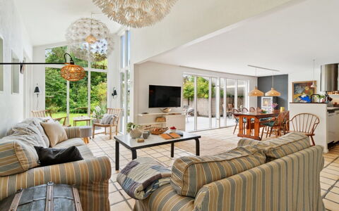 Ivar - 150M from the Sea: Mobilia, Interior Design, Divano, Soffitto, Pavimentazione, Sedia, Soggiorno, Tavolo, Pavimento, Casa