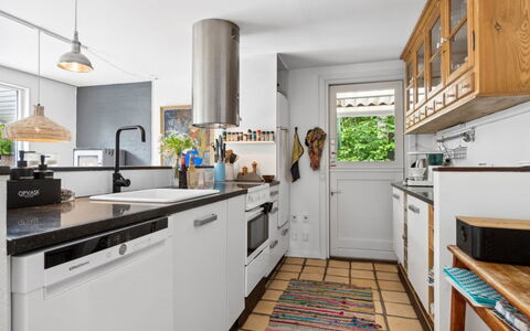 Ivar - 150M from the Sea: Cucina, Elettrodomestico Da Cucina, Controsoffitto, Apparecchio Major, Pavimentazione, Cabinetry, Interior Design, Elettrodomestico, Legna, Mobilia