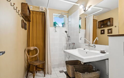 Ivar - 150M from the Sea: Idraulico Fixture, Bagno, Interior Design, Pavimentazione, Lavandino Del Bagno, Lavello, Pavimento, Rubinetto, Idraulico, Specchio