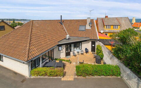 Ginie - 70M from the Sea