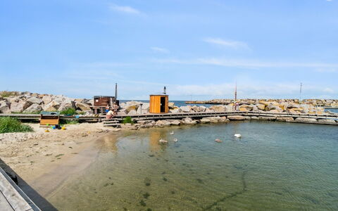 Ginie - 70M from the Sea: Legna, Mobilia, Appartamento, Camera, Soffitto, Color Legno, Sedia, Latifoglie, Vernice, Legname