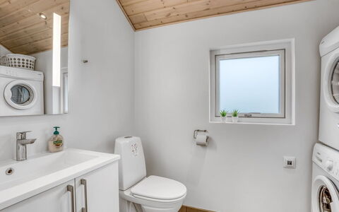 Imke - 1Km from the Sea: Pavimentazione, Parete, Pavimento, Idraulico Fixture, Interior Design, Legna, Soffitto, Bagno, Lavello, Rubinetto