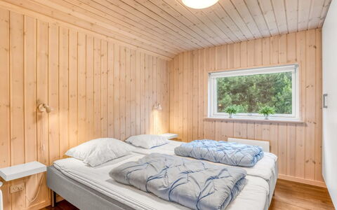 Imke - 1Km from the Sea: Legna, Camera Da Letto, Letto, Bedding, Casa, Lenzuolo, Soffitto, Telaio Del Letto, Latifoglie, Color Legno