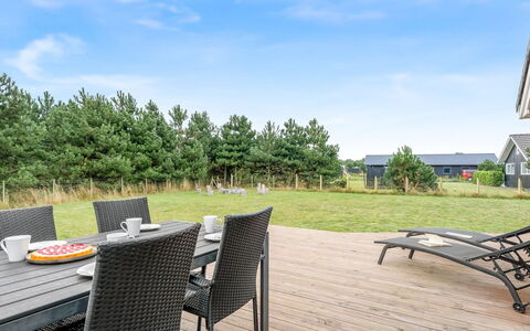 Imke - 1Km from the Sea: Lotto, Casa, Shade, Landscaping, Giardino, Latifoglie, Prato, Estate, Sedia, Plank
