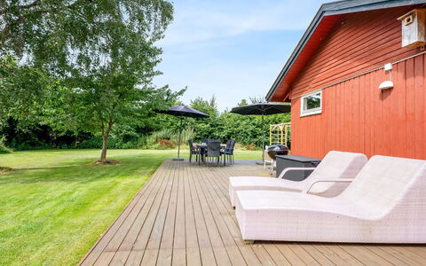 Vickie - 600M from the Sea: Legna, Casa, Portico, Deck, Latifoglie, Tetto, Color Legno, Pavimento In Legno, Eco Hotel