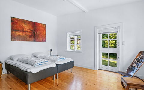 Huno - 2Km from the Sea: Pavimento, Appartamento, Camera Da Letto, Soffitto, Letto, Pavimento In Legno, Latifoglie, Bedding, Telaio Del Letto, Color Legno