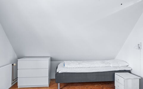 Huno - 2Km from the Sea: Pavimentazione, Pavimento, Legna, Interior Design, Mobilia, Camera Da Letto, Soffitto, Camera, Pavimento In Legno, Letto