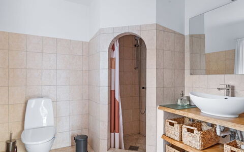 Huno - 2Km from the Sea: Pavimentazione, Pavimento, Idraulico Fixture, Bagno, Interior Design, Gabinetto, Toilet Seat, Idraulico, Piastrella, Camera
