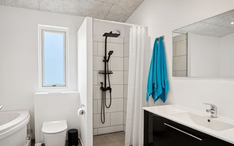 Alka - 500M from the Sea: Pavimentazione, Pavimento, Parete, Interior Design, Idraulico Fixture, Lavello, Soffitto, Bagno, Mobiletto Del Bagno, Idraulico