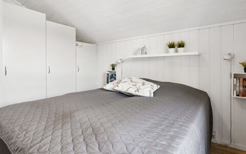 Enida - 350M to the Fjord: Camera Da Letto, Legna, Soffitto, Interior Design, Letto, Pavimentazione, Bedding, Lenzuolo, Pavimento, Biancheria