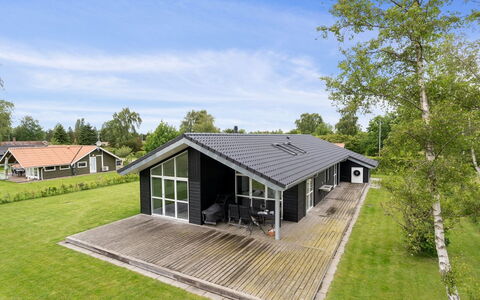 Hæryst - 300M from the Sea: Tetto, Casa, Casa, Villetta, Porta, Raccordo, Deck, Portico, Plank, Latifoglie