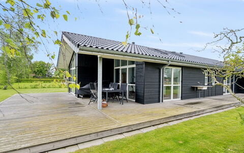 Hæryst - 300M from the Sea: Tetto, Casa, Casa, Villetta, Porta, Raccordo, Deck, Portico, Plank, Latifoglie